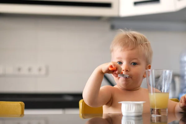 Хлопчик їсть йогурт — стокове фото