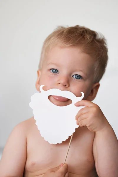 Chlapeček s falešnými vousy Santa — Stock fotografie
