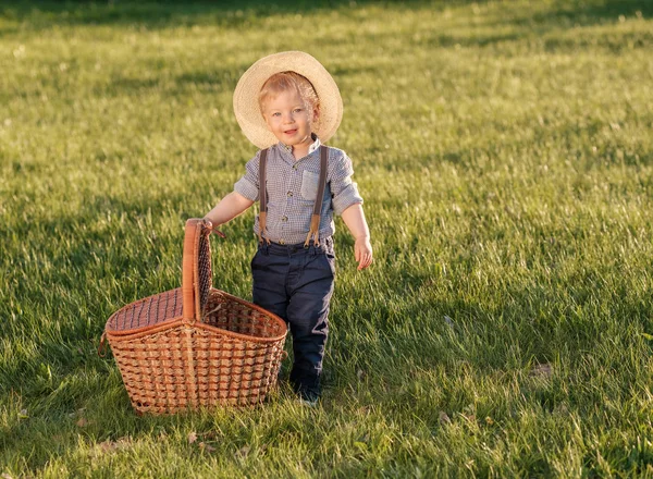 Piknik sepeti ile erkek bebek — Stok fotoğraf