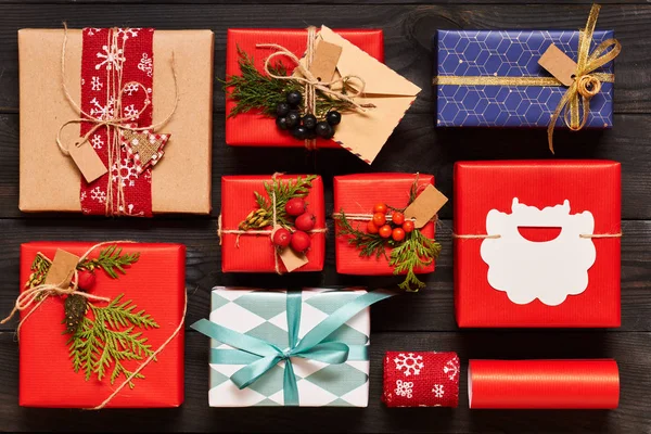 Vánoční dárky na dřevo — Stock fotografie