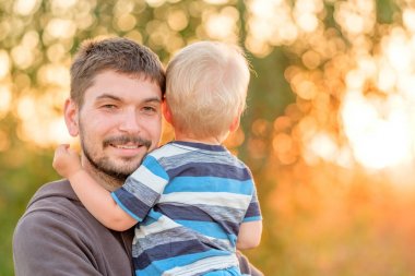 adam ve bebek çocuk açık havada