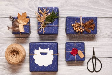 Yaratıcı bir şekilde dekore edilmiş hediye