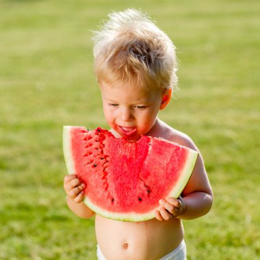 karpuz yeme erkek bebek