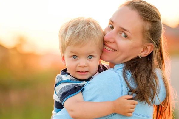 Femme et enfant au coucher du soleil — Photo