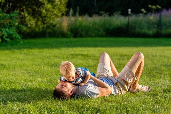 Hombre y bebé niño al aire libre — Foto de Stock