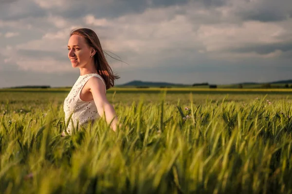 Mulher de vestido no campo de trigo — Fotografia de Stock