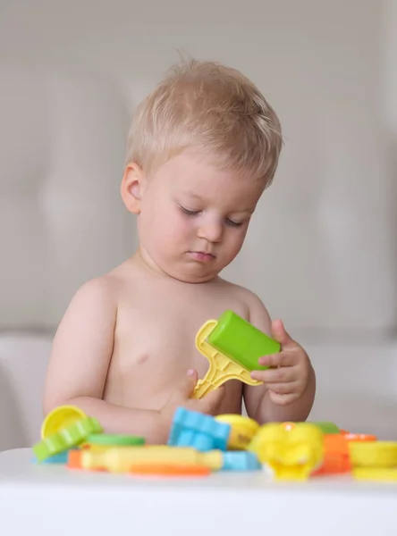 Junge beim Spielen — Stockfoto