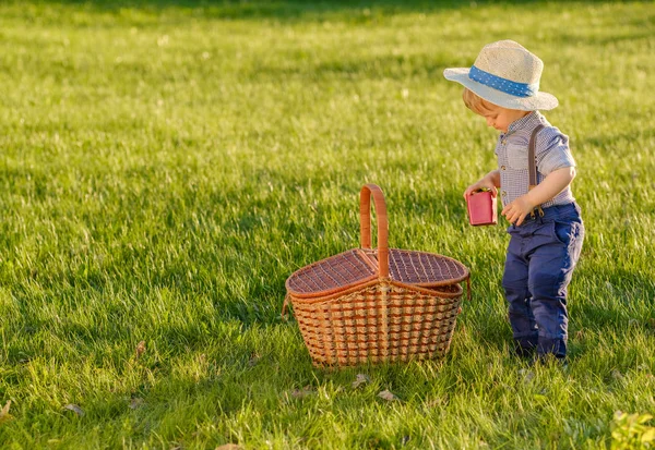 Μωρό αγόρι φορώντας ψάθινο καπέλο — Φωτογραφία Αρχείου