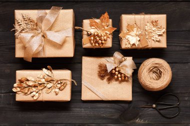 Yaratıcı bir şekilde dekore edilmiş hediye