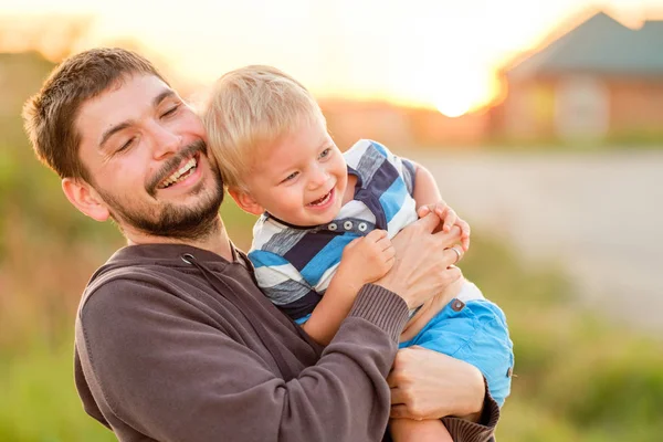 Щасливий чоловік і дитина хлопчик — стокове фото