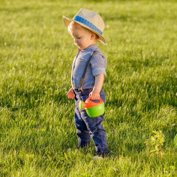 Bebek çocuk giyen hasır şapka — Stok fotoğraf