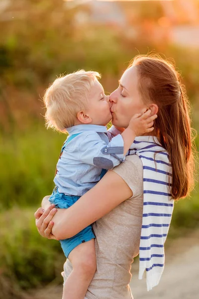 Frau und Kind im Freien — Stockfoto