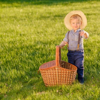 bebek çocuk giyen hasır şapka