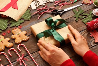 Eller üzerinde Noel hediyesi 