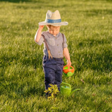 bebek çocuk giyen hasır şapka 