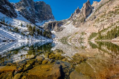 Emerald Gölü ve yansıma 