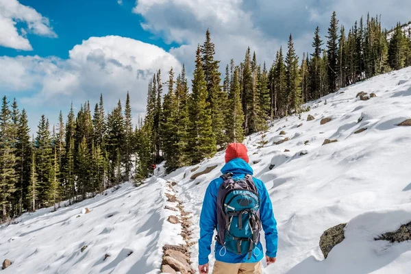 Tourist mit Rucksack wandern — Stockfoto