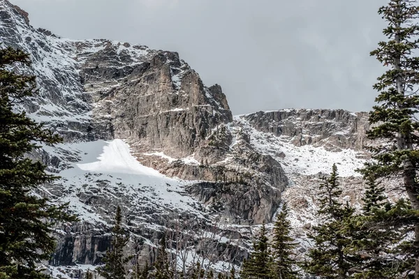 Paysage enneigé avec montagnes — Photo