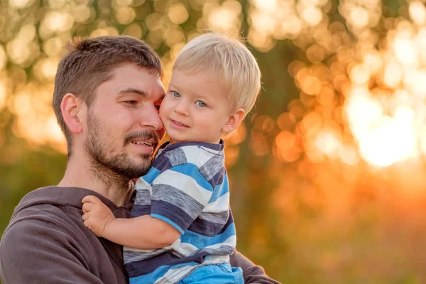 Homem e bebê menino se divertindo — Fotografia de Stock