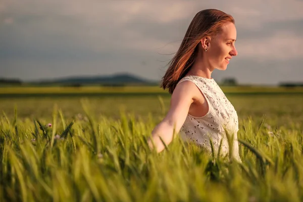 Žena v šatech na pšeničné pole — Stock fotografie