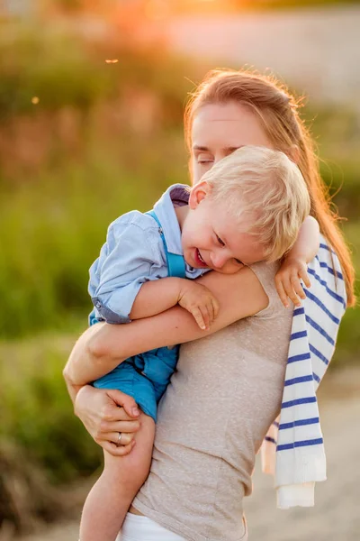 Mujer feliz y niño —  Fotos de Stock