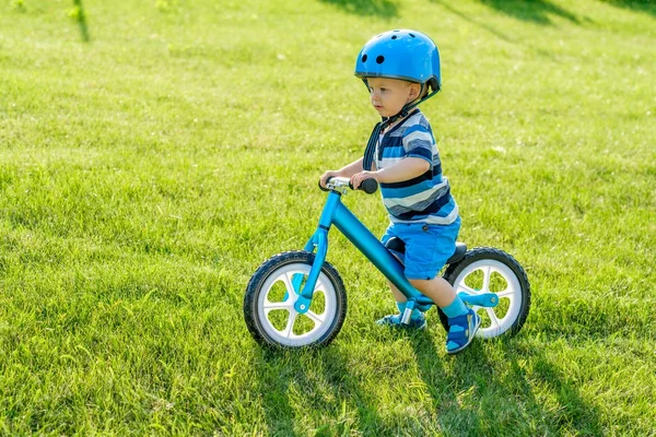 Αγόρι μπλε ισορροπία ποδήλατο — Φωτογραφία Αρχείου