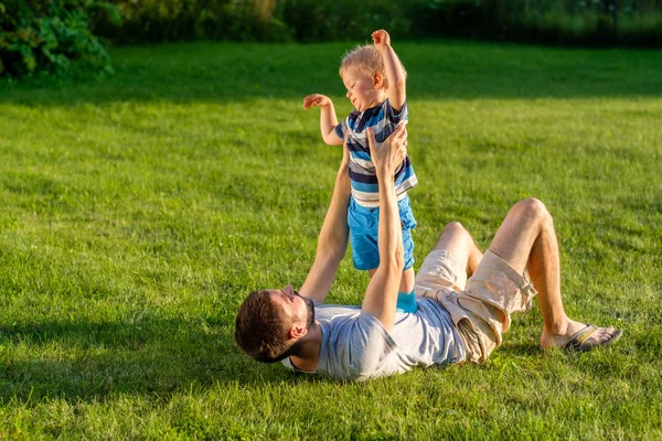 Man en baby jongen plezier — Stockfoto