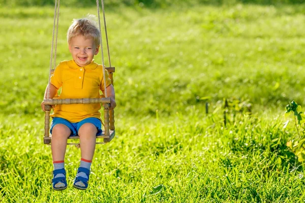 Niño pequeño balanceándose al aire libre — Foto de Stock