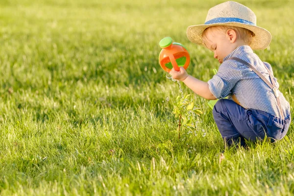 Ragazzo indossando cappello di paglia — Foto Stock