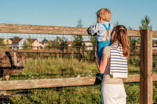 Frau und Kind im Freien — Stockfoto