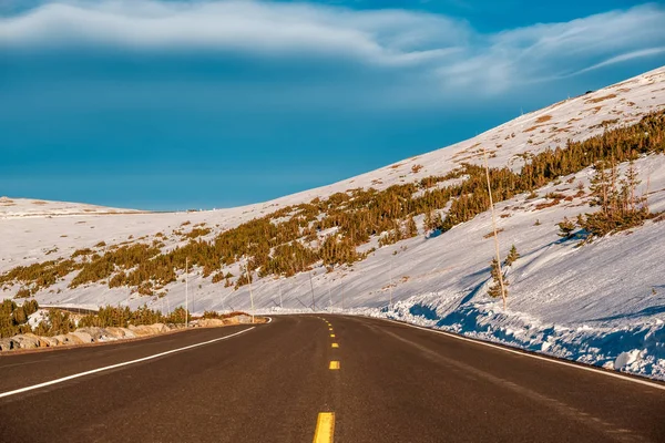 Autopista en tundra alpina. Parque Nacional de las Montañas Rocosas en Colorado . — Foto de Stock