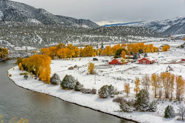 Cambio di stagione, prima neve e alberi autunnali — Foto Stock