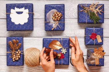 Noel hediyelerini paketleyen kadın.