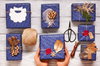 Noel hediyelerini paketleyen kadın.