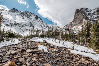 Bulutlu gökyüzü ile karlı dağlar