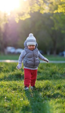 Gün batımında sıcak ceket boy gülümseyerek