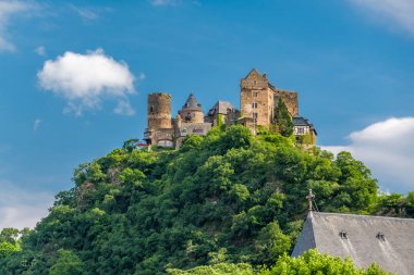 Mavi gökyüzü üzerinde kale