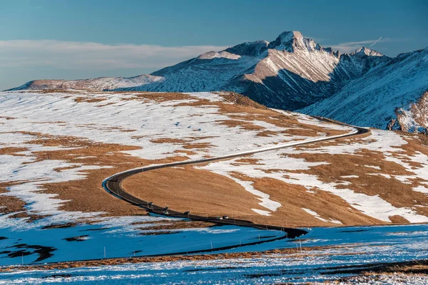 Route dans un paysage enneigé — Photo