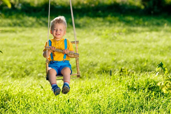 Peuter jongen swingen — Stockfoto