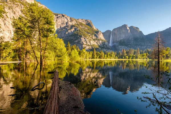 Lake with mountain and trees reflection — Stock Photo, Image