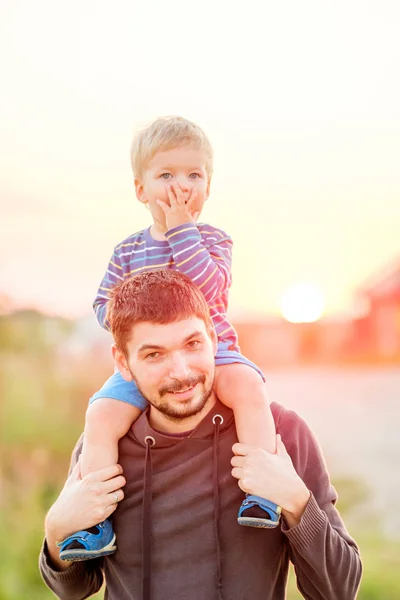 Padre e hijo en la luz del sol puesta del sol — Foto de Stock