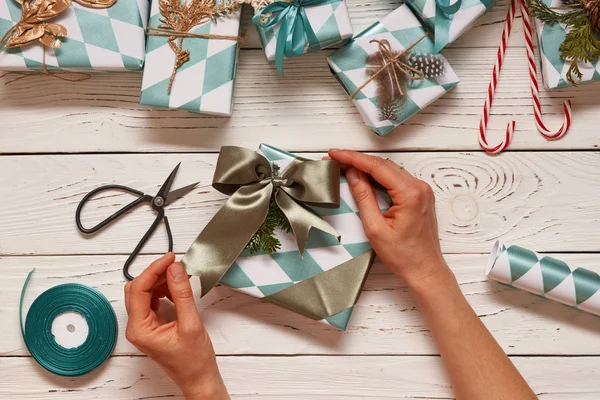 Woman wrapping christmas presents — Stock Photo, Image