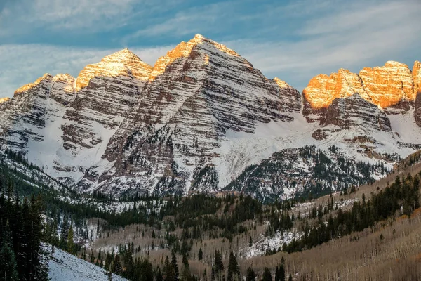 Maroon Bells mountains in snow at sunrise — Stock Photo, Image