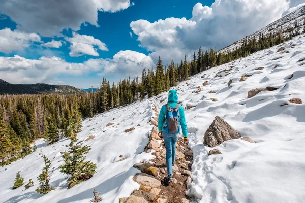 Turist med ryggsäck vandring på snöiga spår — Stockfoto