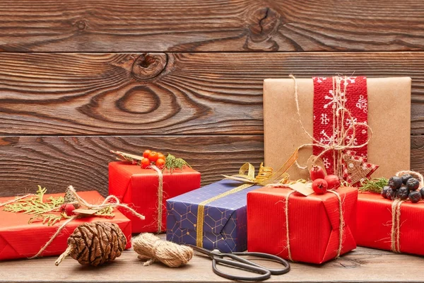 Weihnachtsgeschenke auf Holz — Stockfoto