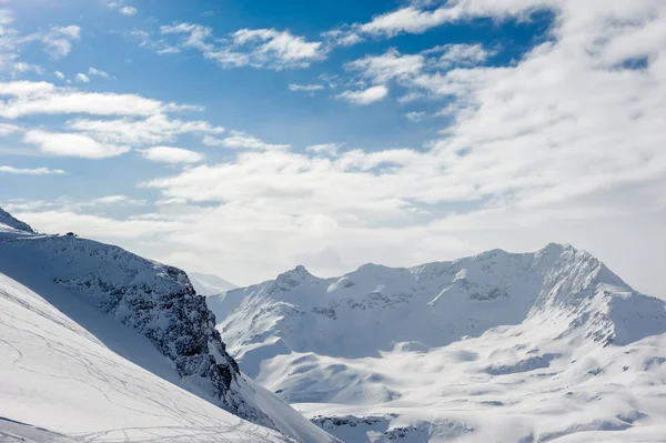 Montaña cubierta de nieve paisaje —  Fotos de Stock