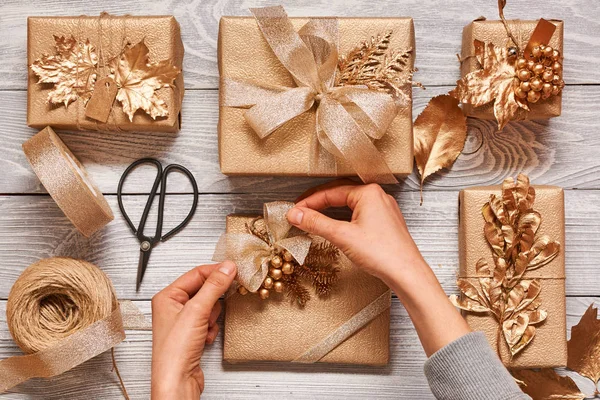 Vrouw inpakken kerstcadeaus — Stockfoto