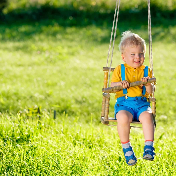 Toddler baiat swinging — Fotografie, imagine de stoc