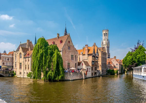 Bruges paisagem urbana com canal de água — Fotografia de Stock