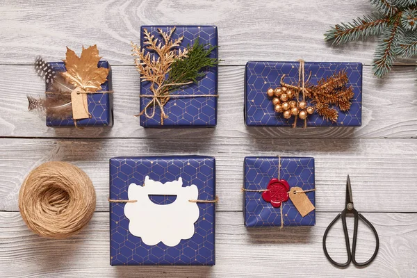 Kerstcadeautjes op hout — Stockfoto